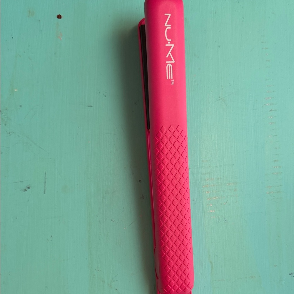 NuMe Silhouette Vibrant Pink Styling Tool Hair Straightener Flat Iron 3119066